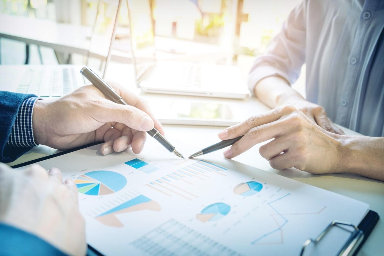 Sessão de trabalho técnico em SEO com análise de dados e estruturas de código