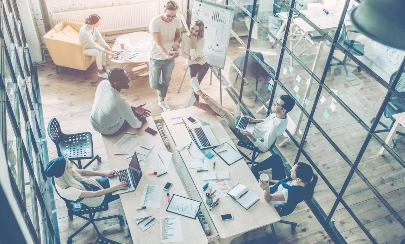 Ambiente de trabalho profissional para análise técnica de SEO