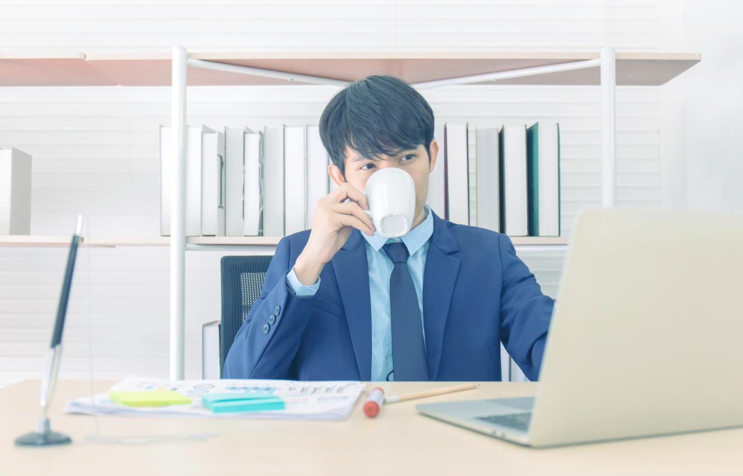 Interface de ferramentas técnicas de análise SEO com métricas e dashboards